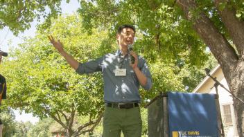 Design Professor & SLLC mentor David de la Peña, presenting